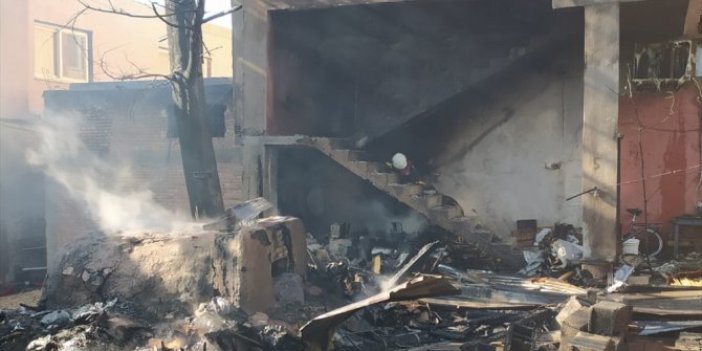 Adana'da 3 ev yanarak kullanılamaz hale geldi