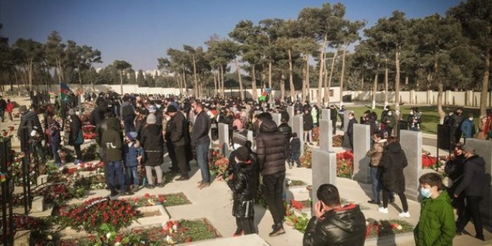 Azerbaycanlılar yeni yılın ilk gününde şehitliklere akın etti