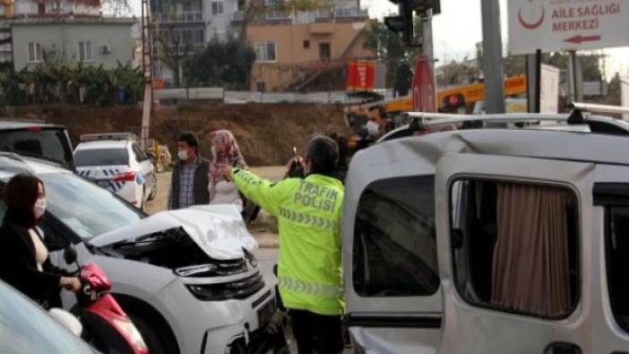 Alanya’da 3 araç birbirine girdi: 4 yaralı