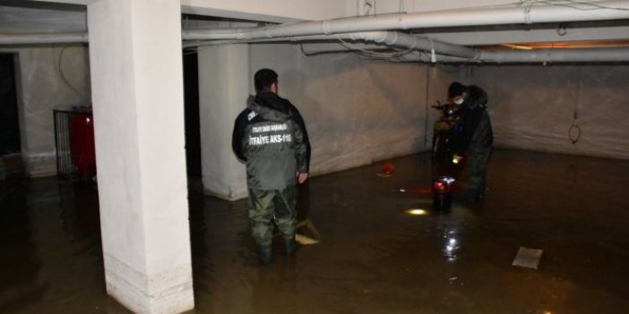 İzmir'i sağanak yağmur vurdu. Ev ve otoparkları su bastı