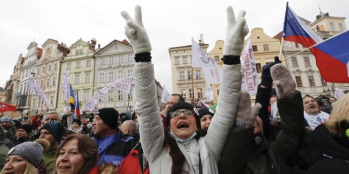 Prag'da korona virüs önlemlerine protesto