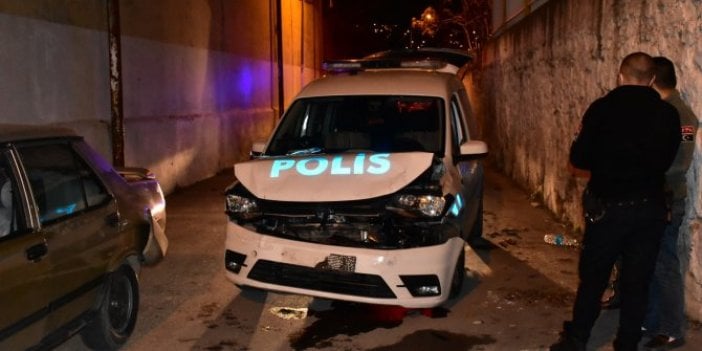 Firari hırsız çaldığı araçla polis otosuna çarptı