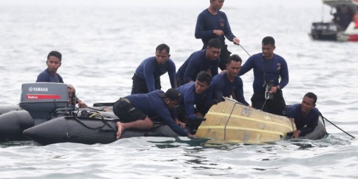 Endonezya’da düşen yolcu uçağının kara kutusu bulundu