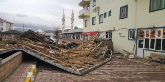 Erzincan'da fırtına. Çatılar uçtu, hatlara zarar verdi