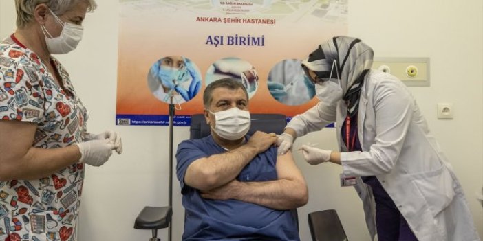 Sağlık Bakanı Fahrettin Koca ve Mehmet Ceyhan canlı yayında korona aşısı oldu