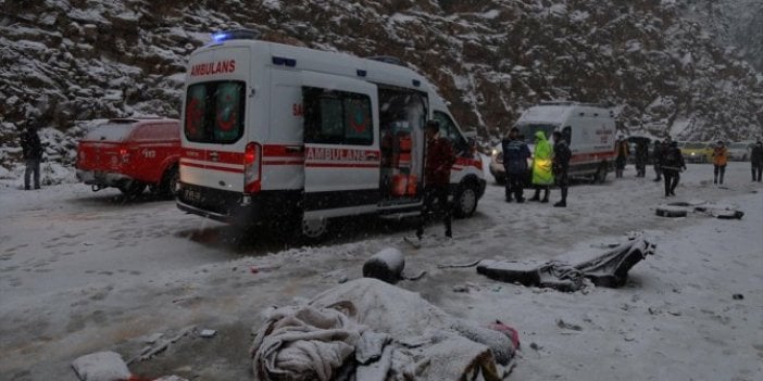 Antalya'da feci kaza. Yolcu otobüsü ile hafif ticari araç çarpıştı. Ölü ve yaralılar var