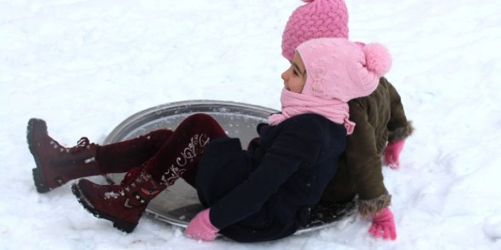 Sivas'ta kar yağışının keyfini yine çocuklar çıkardı. Tepsilerle kaydılar kar topu oynadılar