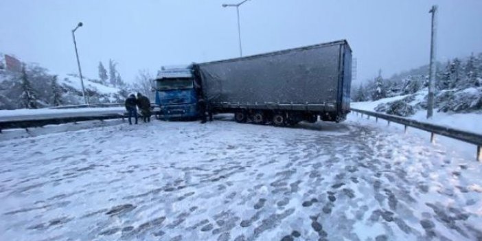 Karlı yolda kayan tır TEM Otoyolu’nu ulaşıma kapattı 