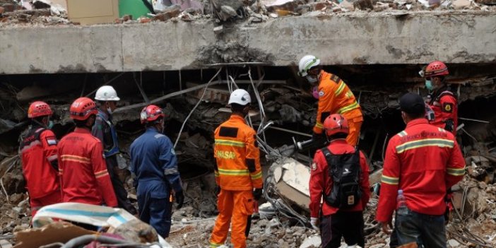 Endonezya'daki depremde ölenlerin sayısı 81'e çıktı