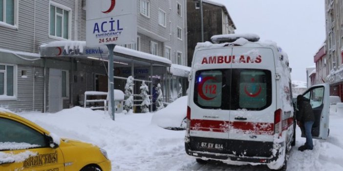 Zonguldak'da kar nedeniyle apartmanın sundurması çöktü