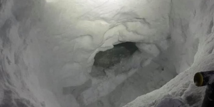 Dondurucu soğuktan kar mağarası yaparak kurtuldu