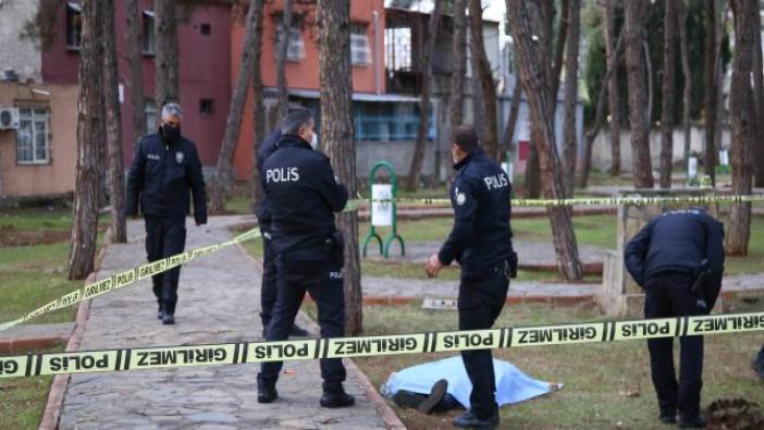 Adana'daki parkta erkek cesedi bulundu