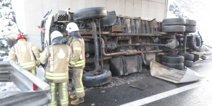 Beykoz’da kaza. Meyve suyu yüklü kamyon devrildi