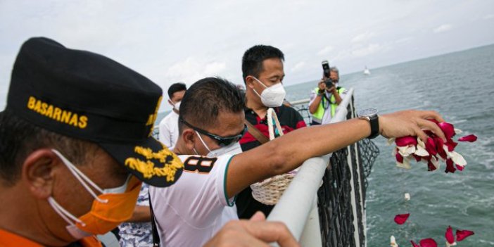 Endonezya'da düşen yolcu uçağında hayatını kaybedenler için denize çiçekler bırakıldı