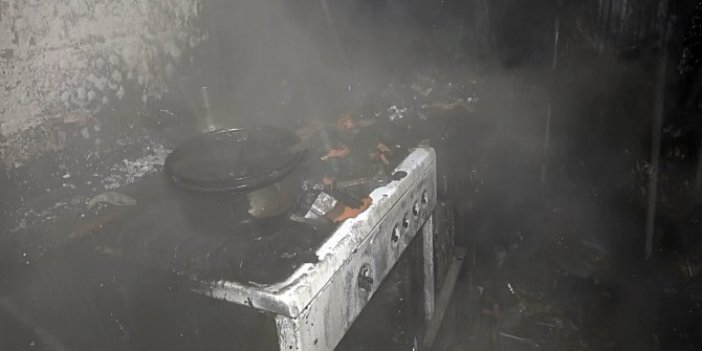 Ocakta unutulan yemek evi duman etti