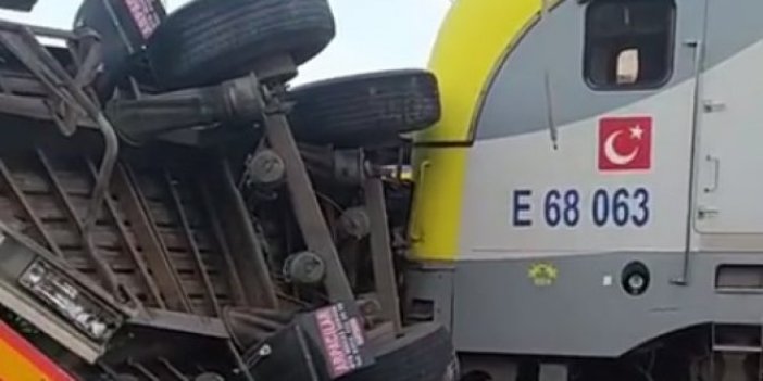 Yük treni TIR'ı biçti. Yürekler ağza geldi