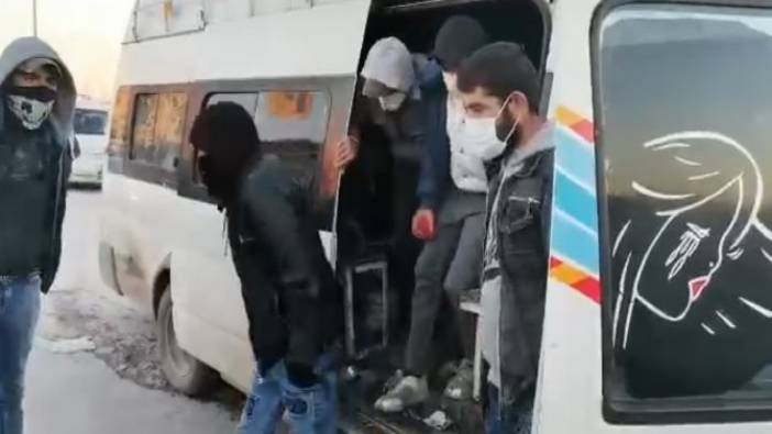 15 kişilik minibüsten 33 yolcu indi. Adana'daki trafik polisleri saya saya bitiremedi