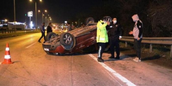TIR'a çarpıp takla atan otomobilden çıkıp, kaçtılar