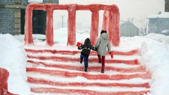 Hakkarili baba kızının hayali gerçekleştirmek için kardan Anıtkabir yaptı. Yok mu bu çocuğu Anıtkabir’e götürecek biri