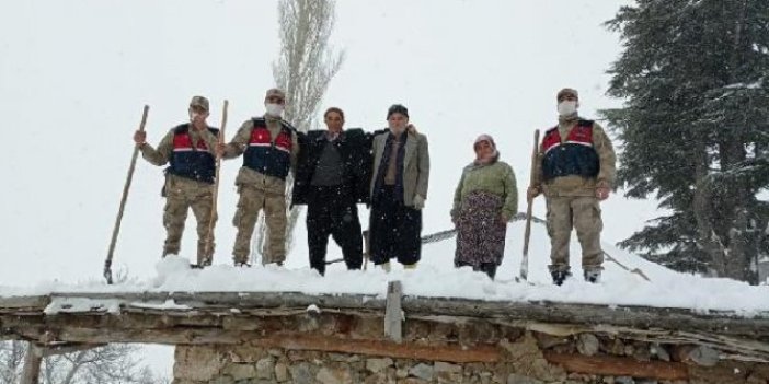 Yaşlı adamın yardımına hızır gibi yetiştiler