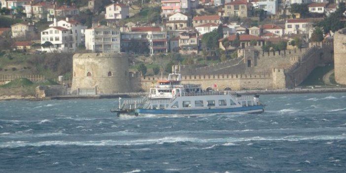 Gökçeada ve Bozcaada’ya feribot seferlerine fırtına engeli