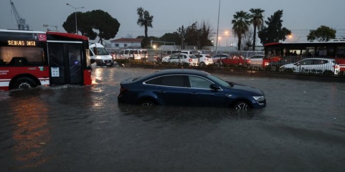 İzmir'den ürküten görüntüler. Dereler taştı yollar göle döndü
