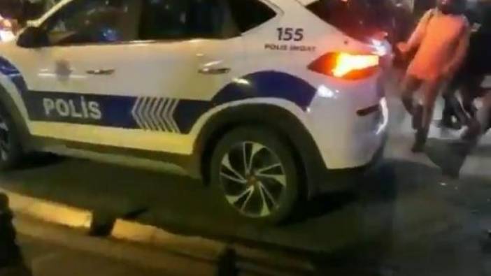 Kadıköy'de sıcak saatler. Polis aracına tekmeli saldırı