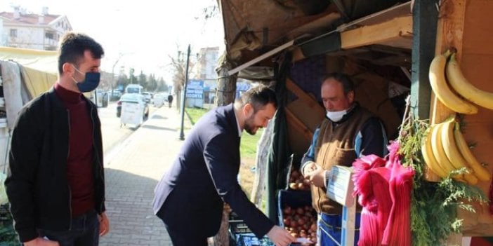 İlçe başkanının 20 TL'lik şovuna esnaftan tepki