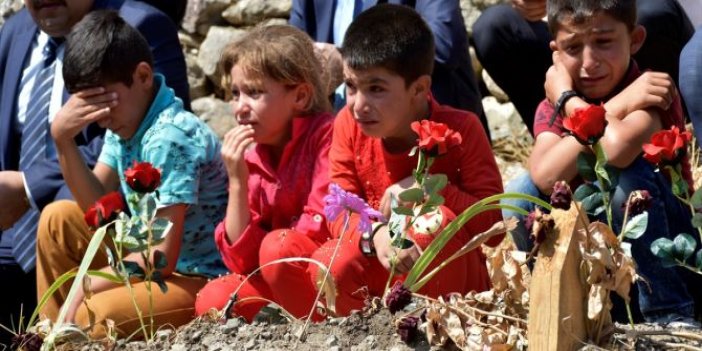 Öğrencileri, şehit öğretmen Necmettin Yılmaz'ın kabrini ziyaret etti