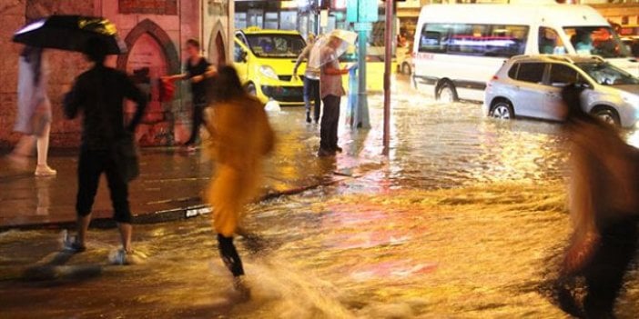 Sağanak yağış İstanbul'u vurdu