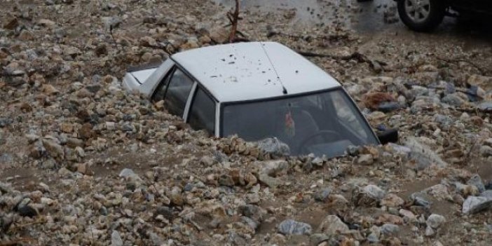 Adıyaman'da heyelan arabaları yuttu