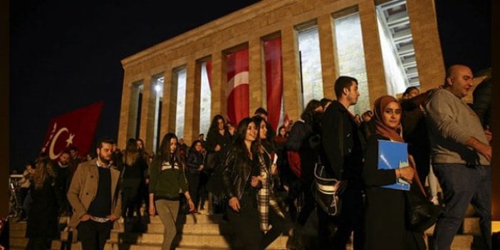 Yüz binler gece gündüz demedi Ata'sına koştu