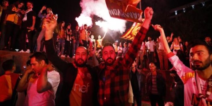 Galatasaray şampiyon oldu taraftar çılgına döndü