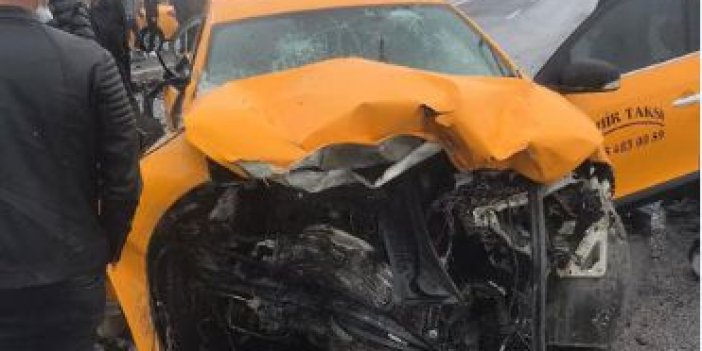 Van'da taksiyle ticari araç çarpıştı: 3 ölü