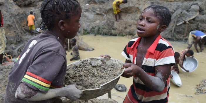 Günlük 1 dolara Kongo'da madende çalıştırılan çocuklar. Utanmaz dünya zalimsin insanoğlu