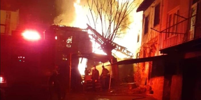 Ankara'da çıkan yangında 2 ev kül oldu