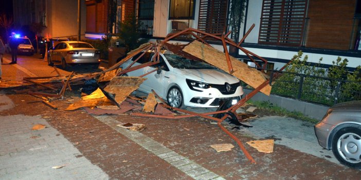 İstanbul'da fırtına çatıları uçurdu