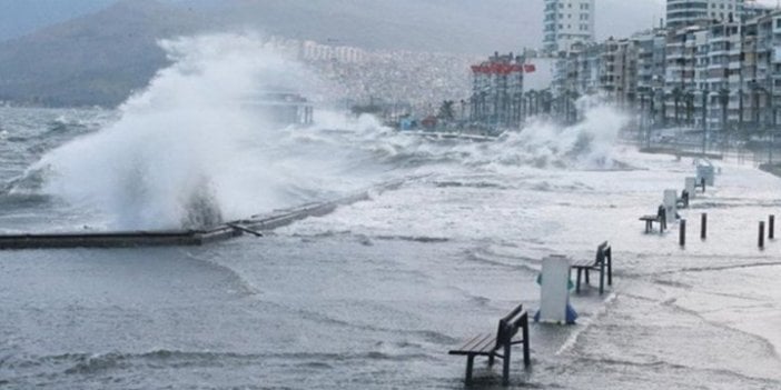 İstanbul'u mahvetti İzmir'in üzerine de çöküyor. Meteoroloji Radyosu bas bas bağırıyor