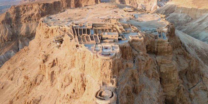 İsrail Masada'daki kazılarda keşfedildi . Arkeologlar üzerindeki çamuru temizleyince 1900 yıllık gerçek ortaya çıktı