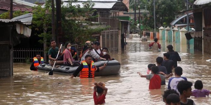 Endonezya'daki doğal afetlerde 213 kişi öldü