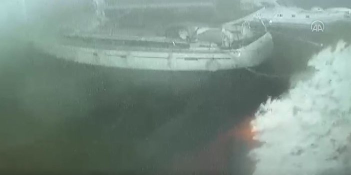 Çeşme'deki fırtınanın tekneleri ve evleri emdiği an böyle görüntülendi. Güvenlik kameralarına saniye saniye yansıdı