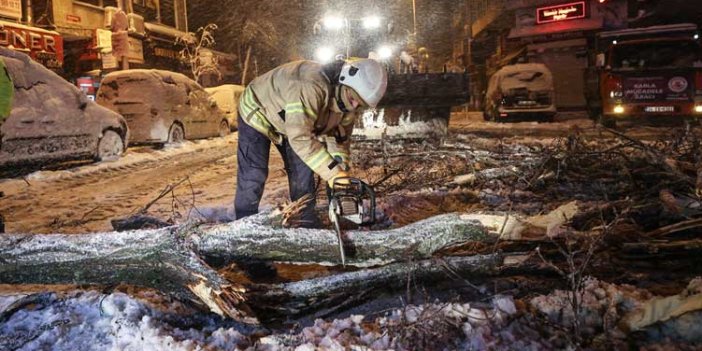 İstanbul'da kar yağışı sabaha kadar hiç durmadı. Tam 20 ilçede ağaçlar devrildi. Elektrikler kesildi. Ekipler sabah kadar çalıştı