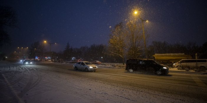 Ankara'da kar yağışı etkisini artırdı. Başkent beyaza büründü