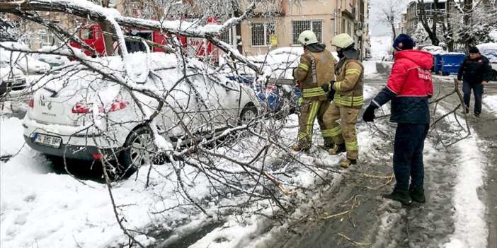 İstanbul'da kar yağışı ve fırtına: Çatılar çöktü, yüzlerce ağaç ve direk devrildi