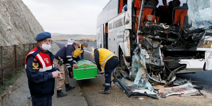 Şanlıurfa'da otobüs kamyona arkadan çarptı. Ölüm uykuda yakaladı