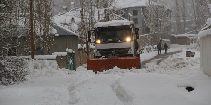 Yoğun kar yağışı nedeniyle 169 yerleşim birimine ulaşım sağlanamıyor
