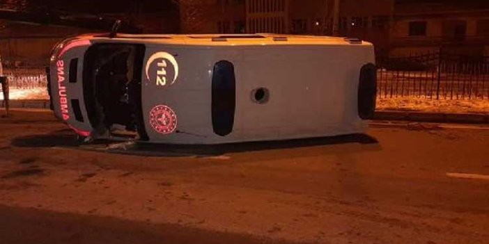 Kırşehir'de ambulans devrildi: 3 yaralı