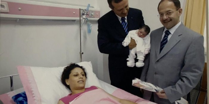 Erdoğan'ın 2003 yılında fotoğraf çektirdiği bebek yıllar sonra karşısına çıktı. Erdoğan çok şaşırdı