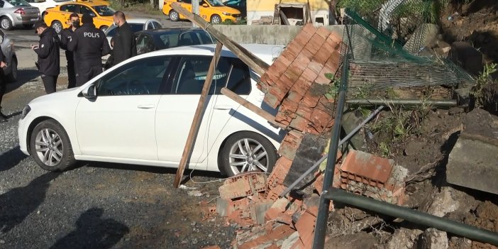 Beşiktaş'ta istinat duvarı araçların üzerine çöktü