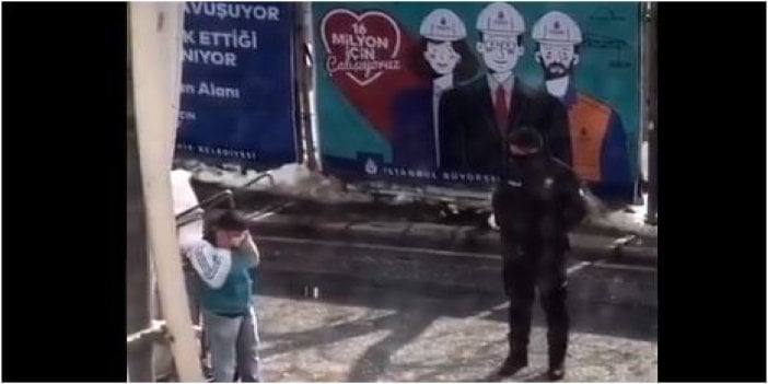 Kağıt toplayıcı çocuk polisi görünce önce korktu sonra bakın ne oldu. Yaşasın Türk polisi. Böyle polislerin hakkı ödenmez